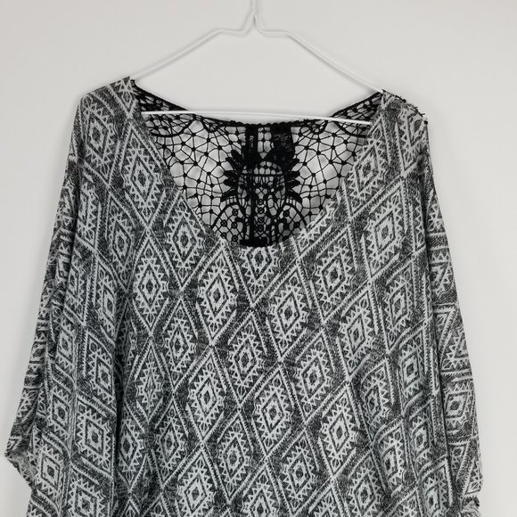 Black White Geometric Pattern Shirt *NWT* Size S - Picture 1 of 6
